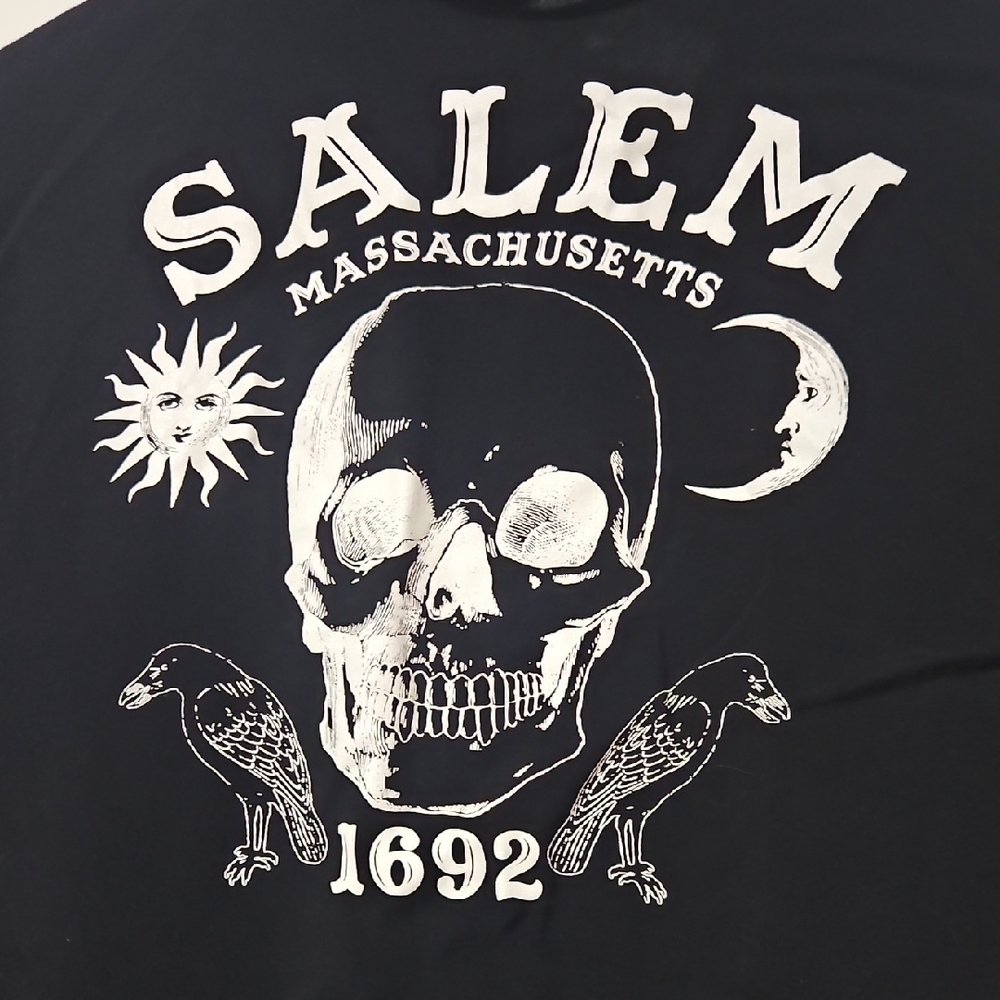 Hot Topic Salem 1692 Skull Oversized Woven Button Up Shirt Medium Goth - Picture 4 of 4